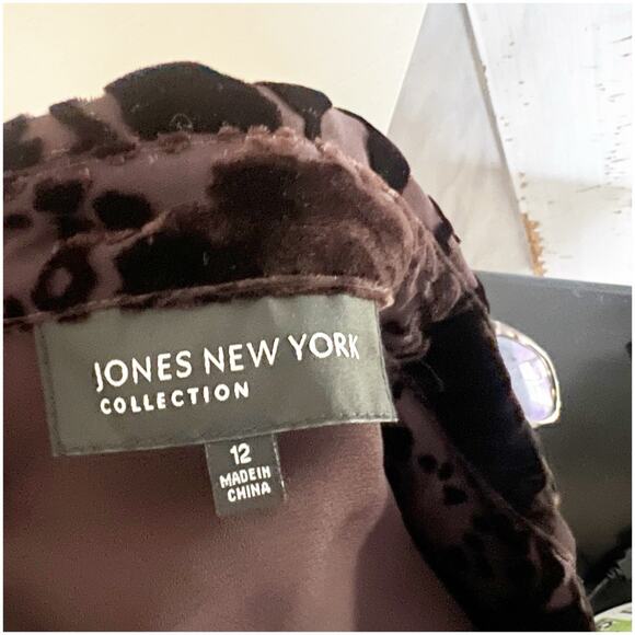 Jones New York Women’s Burnout Velvet Brown Button Down Shirt Blouse Size 12 - Picture 8 of 12